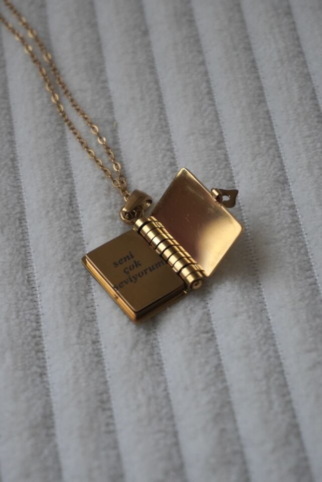 Çelik Kitap Anı Kolyesi