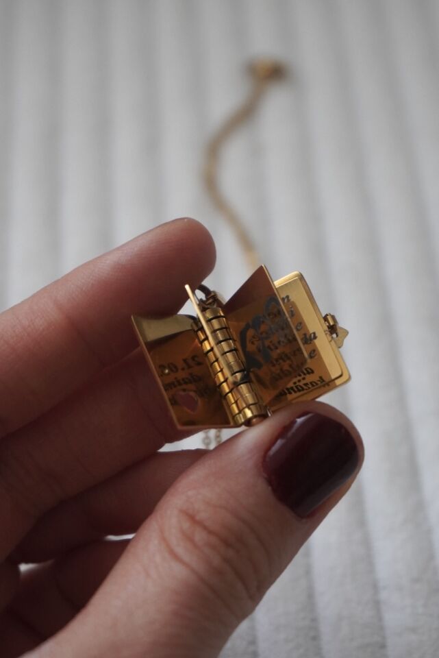 Çelik Kitap Anı Kolyesi