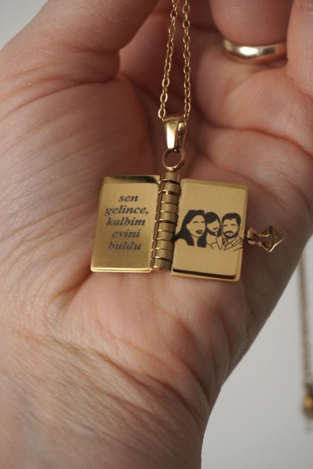 Çelik Kitap Anı Kolyesi