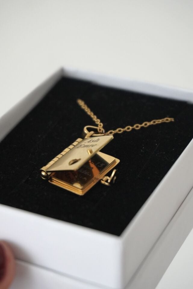 Çelik Kitap Anı Kolyesi