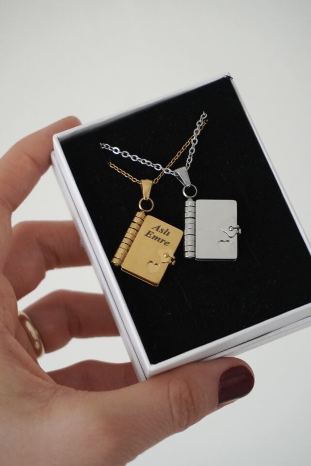 Çelik Kitap Anı Kolyesi